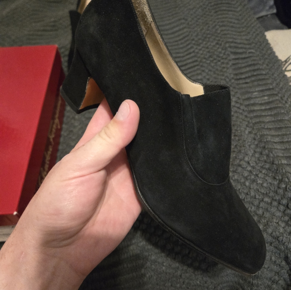 Salvatore Ferragamo Suede Black Heels Size 9 - Made in Italy! with box! Like New - Picture 3 of 5